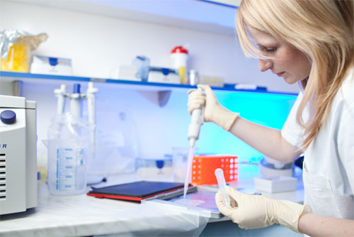 Medical-researcher-initiating-a-fluorescence-derivatization-reaction