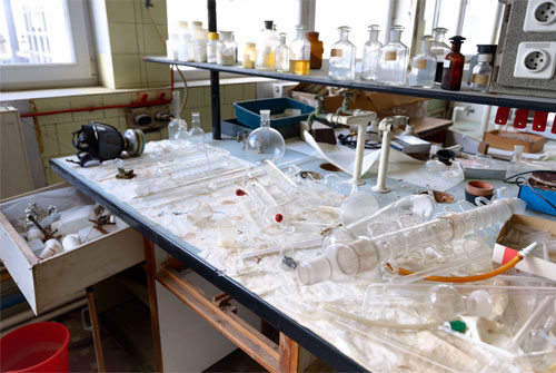 Poorly maintained work bench- a major cause for mishaps