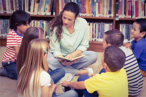 Teacher-in-a-group-with-kindergarten-kids